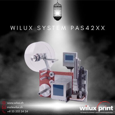 Industrielle Etikettiersysteme von WILUX zum Drucken und Applizieren — exemplarisch das WILUX System PAS42xx mit Inline-Thermotransferdruck, Siemens-Touchpanel und modularer Applikatortechnik für die industrielle Produktkennzeichnung in der Schweiz