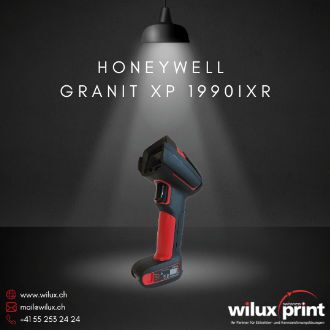 Der Honeywell Granit XP 1990iXR Barcode-Scanner wird seitlich von der linken Seite unter einem Spotlicht gezeigt. Er besitzt ein robustes Gehäuse in Rot und Schwarz, ideal für den Einsatz in extremen industriellen Umgebungen.