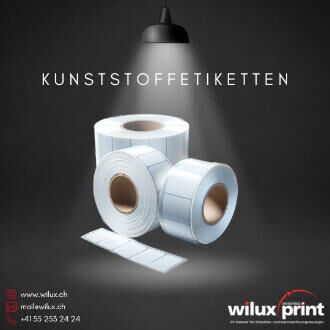 Rollen von weissen Kunststoffetiketten, die eine herausragende Haltbarkeit und Flexibilität für anspruchsvolle Anwendungen in Industrie und Handel bieten.