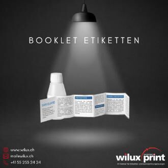 Eine Flasche mit einem geöffneten mehrseitigen Booklet-Etikett, das zusätzliche Informationen und Texte enthält.