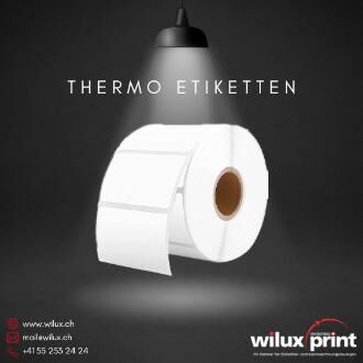 Thermo Etiketten auf einer Rolle, bereit für den wärmesensitiven Druckprozess.