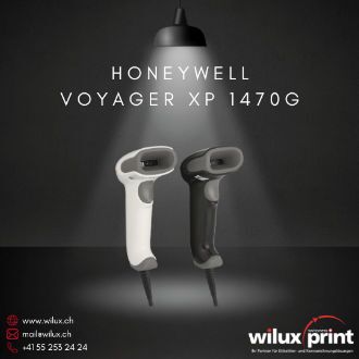 Zwei Honeywell Voyager XP 1470g Barcode Scanner, einer in Schwarz und einer in Weiss, stehen unter einer Lampe auf einem dunklen Hintergrund. Ideal für präzises und effizientes Scannen im Einzelhandel und in der Lagerlogistik.